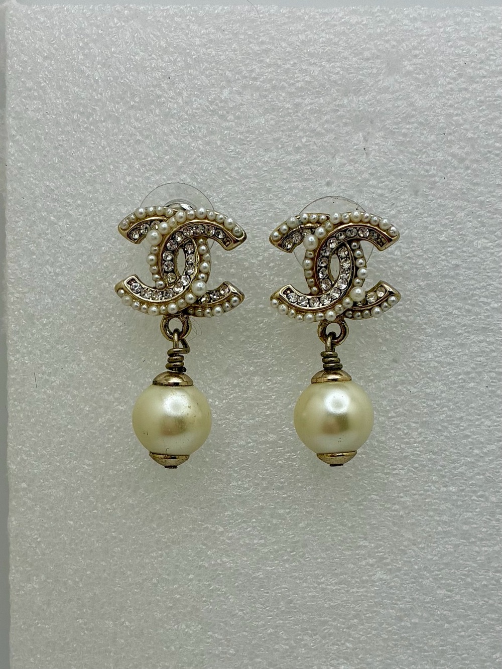 Chanel whitegold-tone pierced earrings pearl drop - Picture 2 of 3